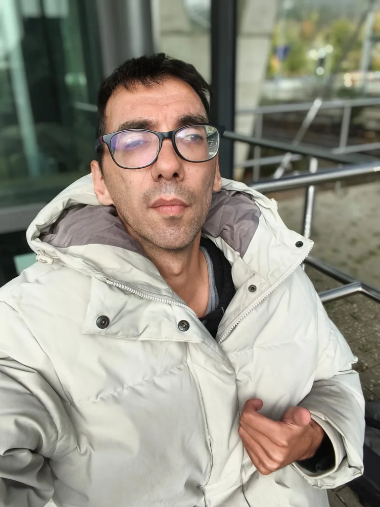 SAVA36 vor einer Glasfassade